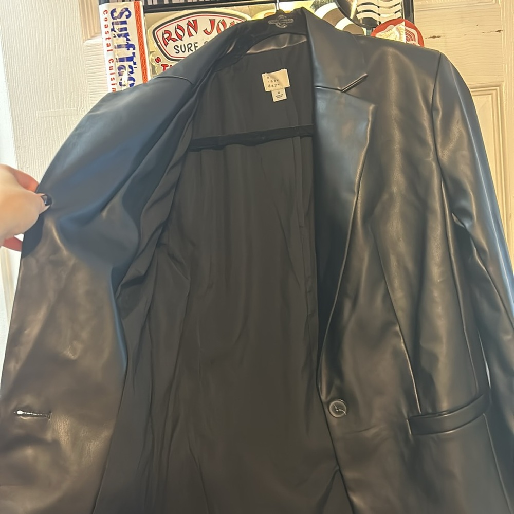 Leather jacket - Picture 2 of 3